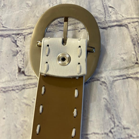 CREAM WITH SILVER TONE HARDWARE WOMENS VEGAN STITCHING BELT SIZE LARGE - Picture 4 of 10